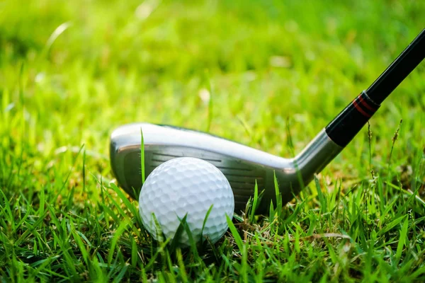 Tayland 'daki güzel golf sahasında golf ve golf sopası. Birlikte