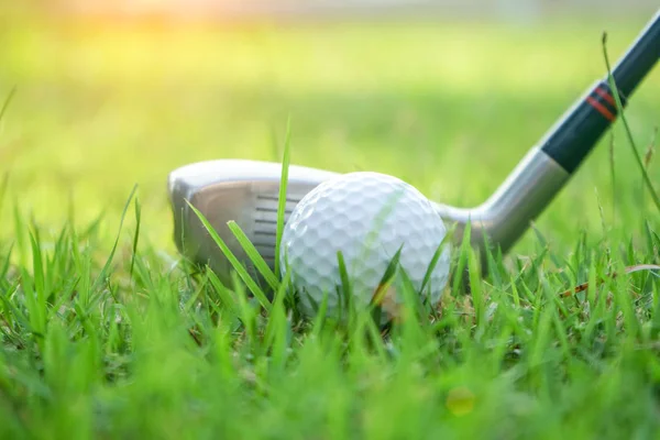 Bola de golfe e clube de golfe em belo campo de golfe na Tailândia. Co — Fotografia de Stock