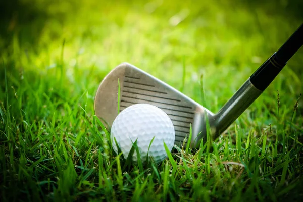 Golfball und Golfschläger auf einem wunderschönen Golfplatz in Thailand. Co — Stockfoto