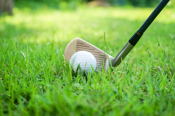 Bola de golfe e clube de golfe em belo campo de golfe na Tailândia. Co — Fotografia de Stock