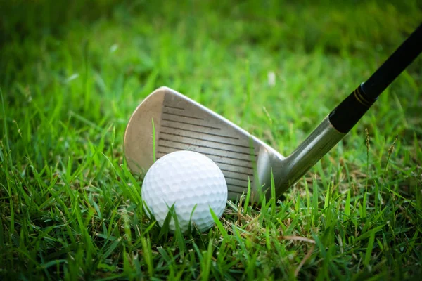 Golfball und Golfschläger auf einem wunderschönen Golfplatz in Thailand. Co — Stockfoto