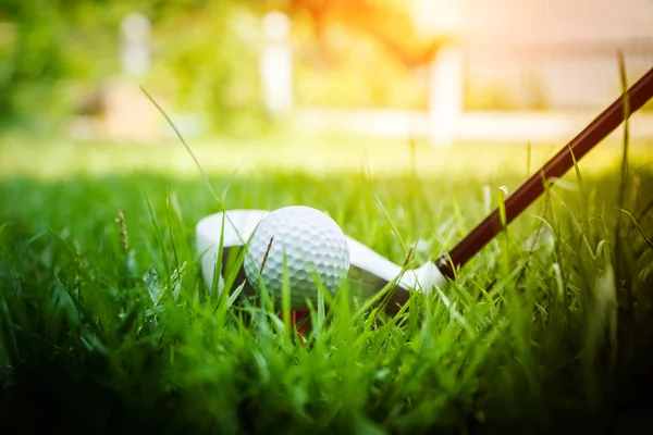 Golf ball e golf club in un bellissimo campo da golf in Thailandia. Co — Foto Stock