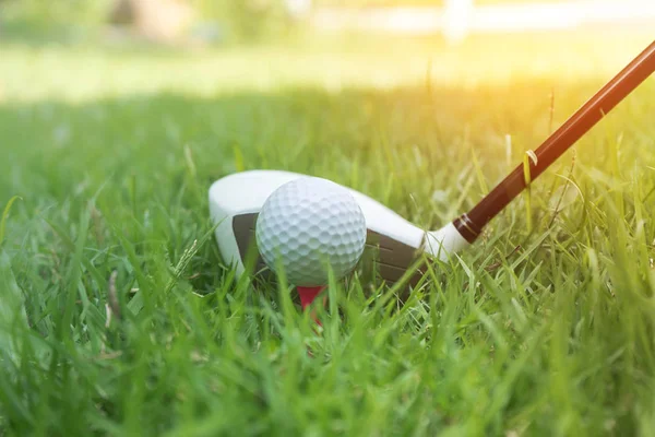 Bola de golfe e clube de golfe em belo campo de golfe na Tailândia. Co — Fotografia de Stock