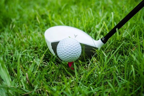 Golf ball e golf club in un bellissimo campo da golf in Thailandia. Co — Foto Stock