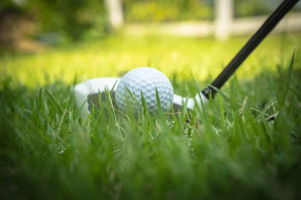 Bola de golfe e clube de golfe em belo campo de golfe na Tailândia. Co — Fotografia de Stock