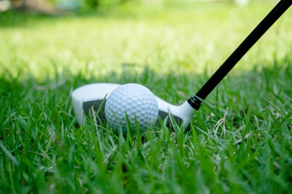 Golf ball e golf club in un bellissimo campo da golf in Thailandia. Co — Foto Stock