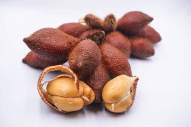 Salak meyvesi, Salacca zalacca beyaz arka planda izole edilmiş                               
