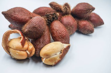 Salak meyvesi, Salacca zalacca beyaz arka planda izole edilmiş                               