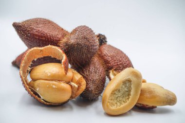 Salak meyvesi, Salacca zalacca beyaz arka planda izole edilmiş                               