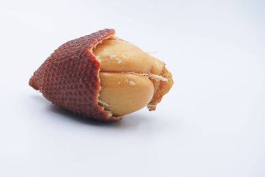 Salak meyvesi, Salacca zalacca beyaz arka planda izole edilmiş                               