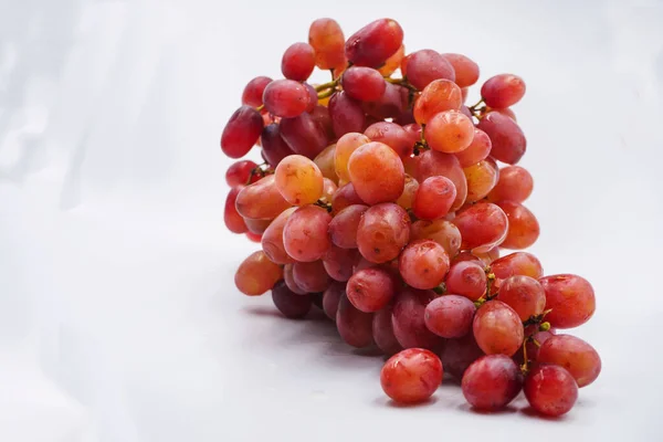 Uvas Vermelhas Isoladas Sobre Fundo Branco — Fotografia de Stock