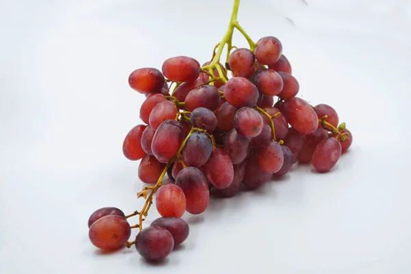 Uvas Vermelhas Isoladas Sobre Fundo Branco — Fotografia de Stock