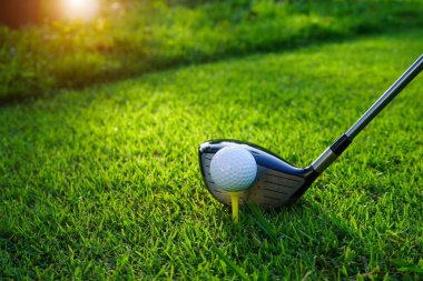 Golf sahasında golf sopalarıyla golf topları ilk kısa devre için hazır. Sabahları, dünyanın dört bir yanındaki insanların tatillerde oynadığı güzel güneş ışığıyla.. 