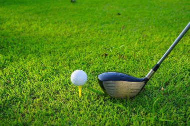 Golf sahasında golf sopalarıyla golf topları ilk kısa devre için hazır. Sabahları, dünyanın dört bir yanındaki insanların tatillerde oynadığı güzel güneş ışığıyla.. 