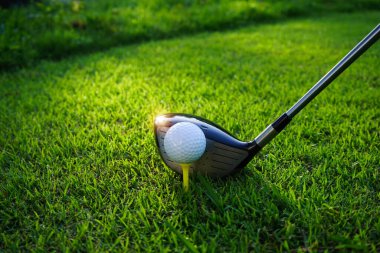 Golf sahasında golf sopalarıyla golf topları ilk kısa devre için hazır. Sabahları, dünyanın dört bir yanındaki insanların tatillerde oynadığı güzel güneş ışığıyla.. 