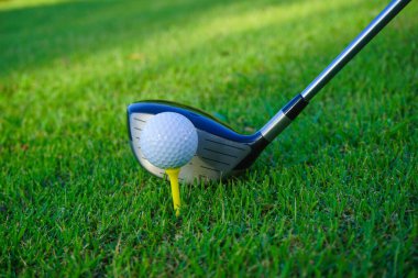 Golf sahasında golf sopalarıyla golf topları ilk kısa devre için hazır. Sabahları, dünyanın dört bir yanındaki insanların tatillerde oynadığı güzel güneş ışığıyla.. 