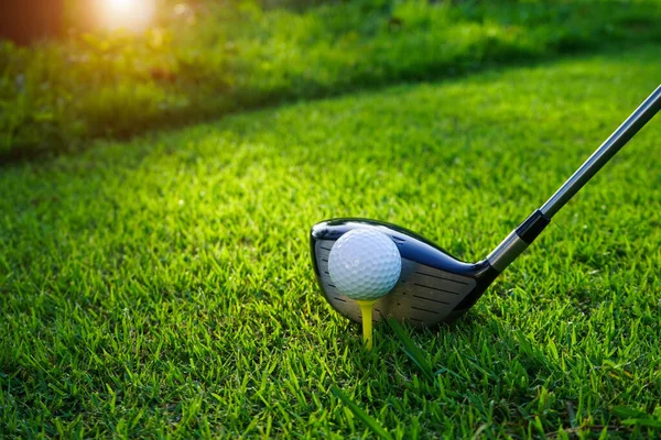 ゴルフクラブとゴルフコース上のゴルフボールは最初の短いゴルフのために準備ができて 美しい太陽の光で 世界中の人々が休日に遊ぶスポーツ — ストック写真