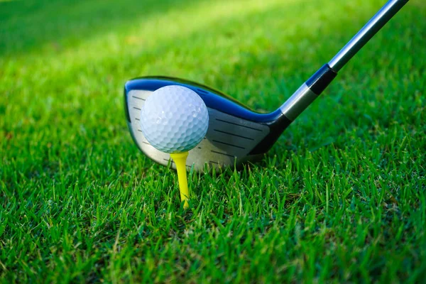 Golfballen Golfbaan Met Golfclubs Klaar Voor Golf Eerste Kort Ochtend — Stockfoto