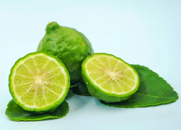 Yapraklı Taze Bergamot Meyvesi Beyaz Arka Planda Yarım Bergamot Kesimi — Stok fotoğraf