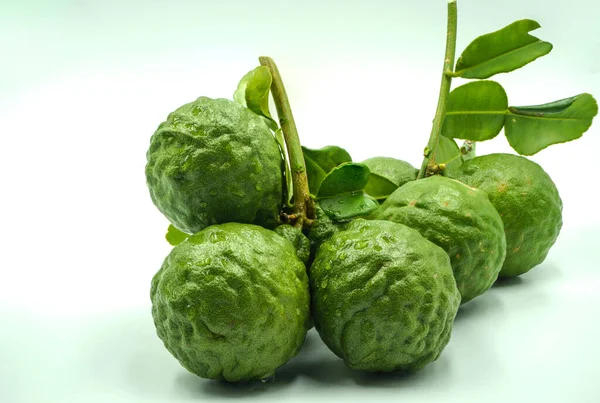 Yapraklı Taze Bergamot Meyvesi Beyaz Arka Planda Yarım Bergamot Kesimi — Stok fotoğraf