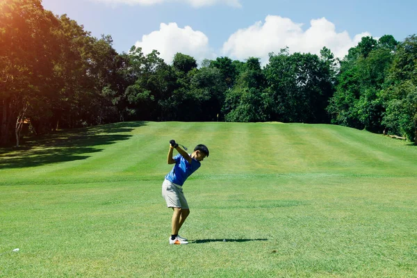 Golfçü akşam golf sahasında golf oynuyor. Tayland 'da güneş ışığı var.