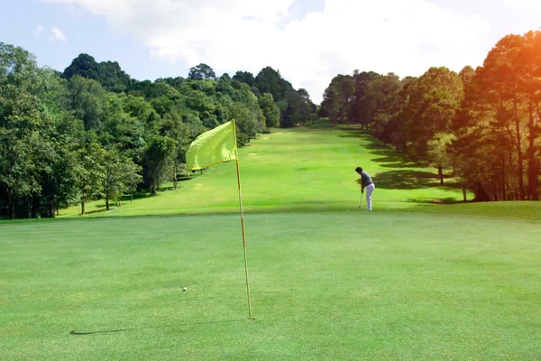 Golfista Jogando Golfe Belo Campo Golfe Campo Golfe Noite Com — Fotografia de Stock