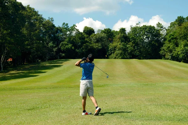 Golfista Borroso Jugando Golf Campo Golf Por Noche Hora Puesta —  Fotos de Stock