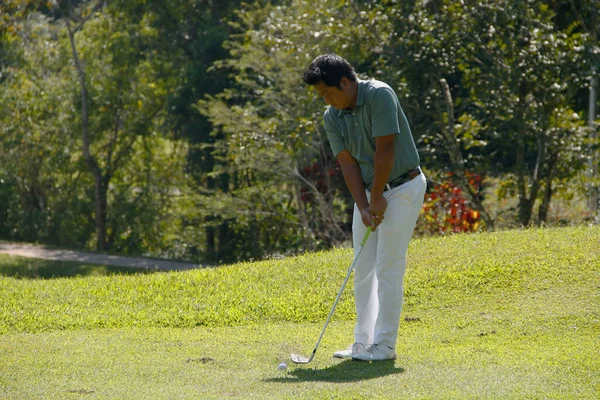 Suddig Golfare Spelar Golf Kvällsgolfbanan Solnedgången Kvällstid Man Spelar Golf — Stockfoto