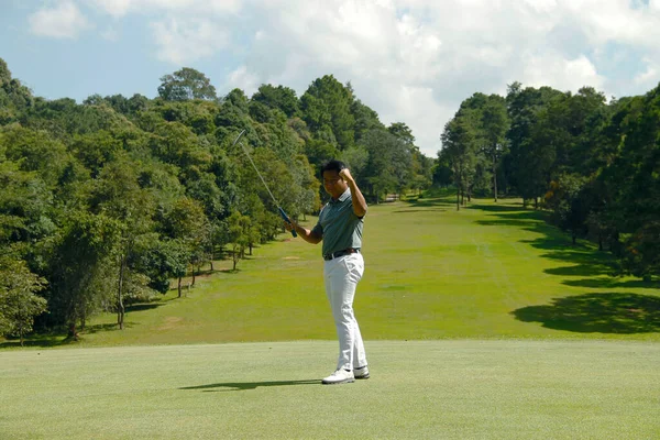 Homályos Golfozó Golfozik Esti Golfpályán Napnyugtakor Este Egy Férfi Golfozik — Stock Fotó