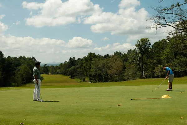 Homályos Golfozó Golfozik Esti Golfpályán Napnyugtakor Este Egy Férfi Golfozik — Stock Fotó