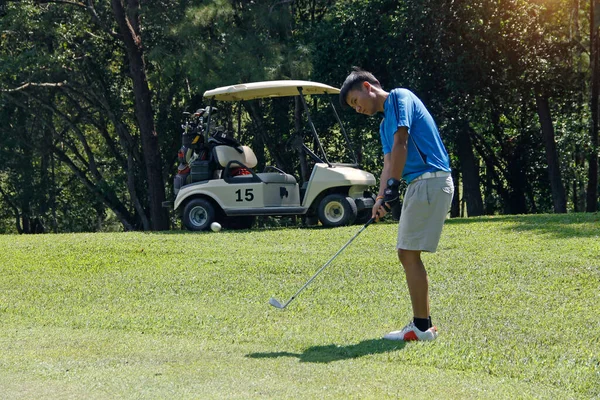 금발의 선수가 코스에서 아름다운 골프장에 골프를 — 스톡 사진