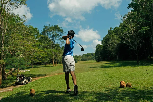 Wazige Golfer Zet Golf Prachtige Golfbaan Avond Golfbaan Met Zon — Stockfoto