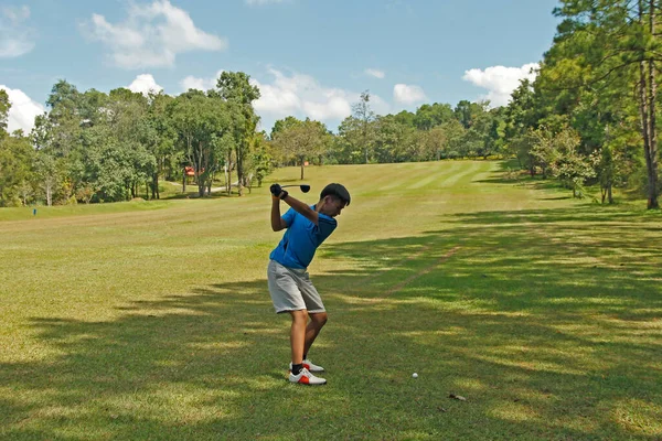 Golfista Desfocado Colocando Golfe Belo Campo Golfe Campo Golfe Noite — Fotografia de Stock