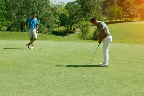 Golfista Colocando Golfe Belo Campo Golfe Campo Golfe Noite Com — Fotografia de Stock