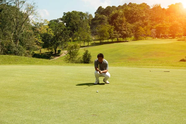 Golfare Att Sätta Golf Vacker Golfbana Kvällen Golfbana Med Solsken — Stockfoto