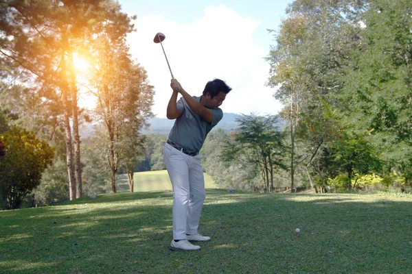 Golfer Παίζει Γκολφ Όμορφο Γήπεδο Γκολφ Βράδυ Γήπεδο Γκολφ Ηλιοφάνεια — Φωτογραφία Αρχείου