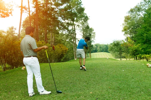 Golfista Jogando Golfe Belo Campo Golfe Campo Golfe Noite Com — Fotografia de Stock