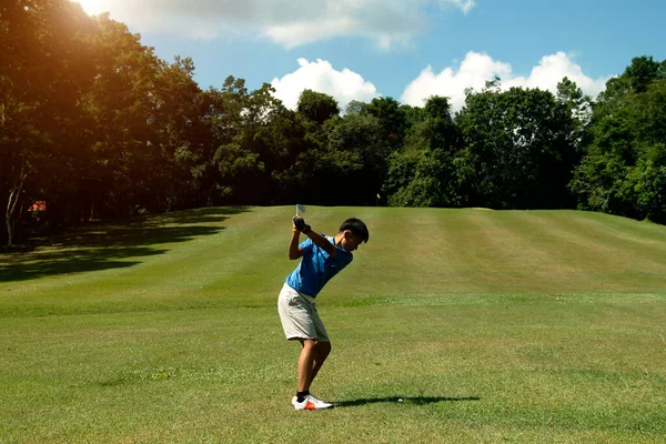 아름다운 골프장에서 골프를 골퍼는 코스에서 햇살을 받으며 — 스톡 사진