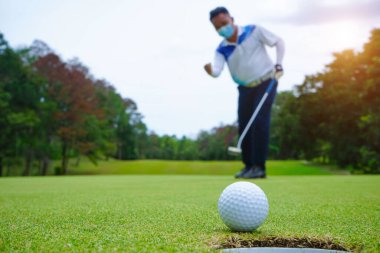 Bulanık golfçü akşam golf sahasında golf oynuyor. Tayland 'da güneş ışığı var..                               