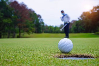 Bulanık golfçü akşam golf sahasında golf oynuyor. Tayland 'da güneş ışığı var..                               