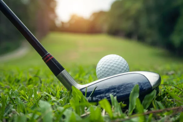 Tayland 'daki güzel golf sahasında golf ve golf sopası. Yeşil arka planda yeşil çimenler üzerinde dinlenen golf ekipmanları koleksiyonu. 