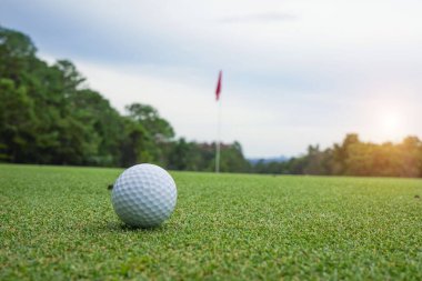 Akşam golf sahasında golf topu ve Tayland 'da güneş ışığı..                                 
