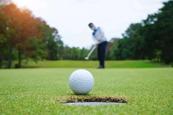 Jogador Golfe Desfocado Putting Green Batendo Bola Buraco Golfista Jogando — Fotografia de Stock