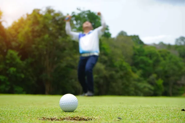 Jogador Golfe Desfocado Putting Green Batendo Bola Buraco Golfista Jogando — Fotografia de Stock