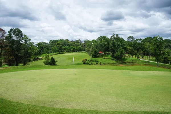 Beau Terrain Golf Par Une Journée Ensoleillée Contexte Parcours Golf — Photo