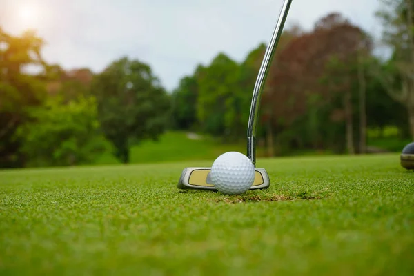 Golf Hráč Uvedení Zelené Trefit Míč Díry — Stock fotografie