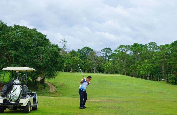 Homályos Golfozó Golfozik Esti Golfpályán Napnyugtakor Este Egy Férfi Golfozik — Stock Fotó