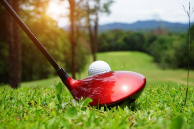 Tayland 'daki güzel golf sahasında golf ve golf sopası. Yeşil arka planda yeşil çimenler üzerinde dinlenen golf ekipmanları koleksiyonu.                                