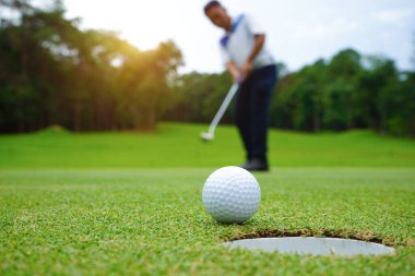 Bulanık golfçü akşam golf sahasında golf oynuyor. Tayland 'da güneş ışığı var..                               