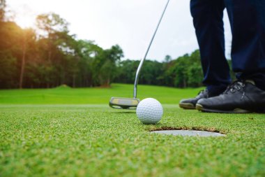 Bulanık golfçü akşam golf sahasında golf oynuyor. Tayland 'da güneş ışığı var..                                